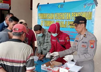 Pastikan Perjalanan Mudik Aman, Polres Ponorogo Gelar Pemeriksaan Kesehatan Sopir