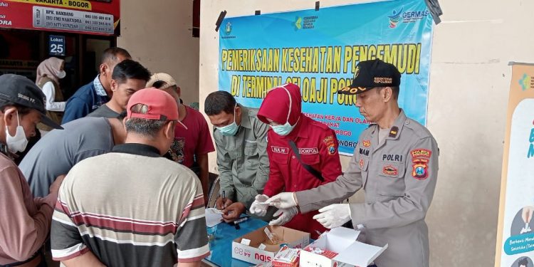 Pastikan Perjalanan Mudik Aman, Polres Ponorogo Gelar Pemeriksaan Kesehatan Sopir