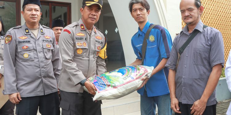Polres Jombang Salurkan Zakat Fitrah Kepada Duafa dan Difabel