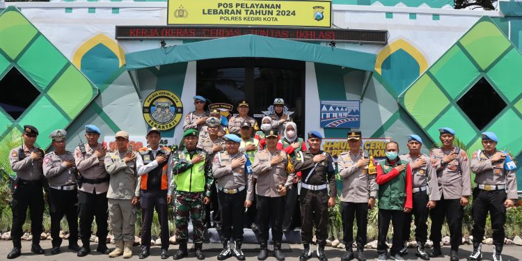 Ops Ketupat Semeru 2024, Kapolres Kediri Kota Dampingi Div Propam Polri Pengecekan di Pos Pelayanan