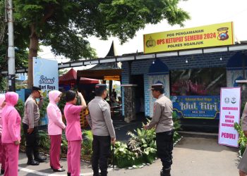 Kapolres Nganjuk Bersama Ketua Bhayangkari Cabang Nganjuk Beri Dukungan Moral Anggota Pos Pam dan Yan Operasi Ketupat Semeru 2024.