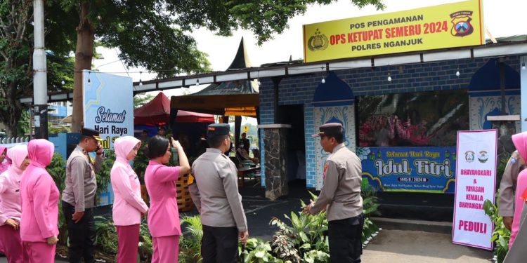 Kapolres Nganjuk Bersama Ketua Bhayangkari Cabang Nganjuk Beri Dukungan Moral Anggota Pos Pam dan Yan Operasi Ketupat Semeru 2024.