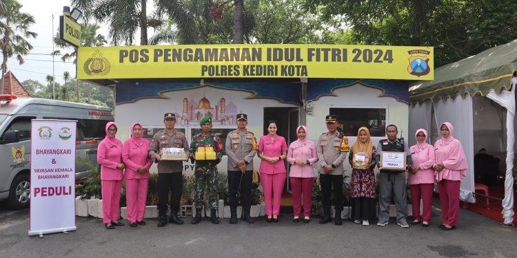 Motivasi Personel Ops Ketupat, Kapolres Kediri Kota Beserta Ketua Bhayangkari Kunjungi Pos Pam dan Pos Yan