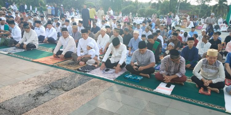 Dandim 0426 TB sholat Idul Fitri Bersama Bupati Dan Ribuan Masyarakat