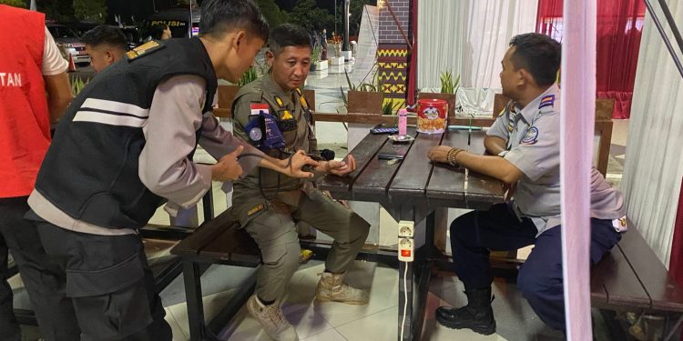 Dokkes Polres Tulang Bawang Konsisten Berikan Pelayanan Kesehatan Gratis Kepada Petugas dan Pemudik Pada Operasi Ketupat Krakatau 2024