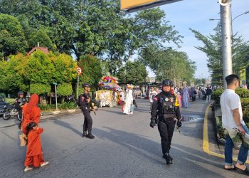 Satbrimob Polda Kalbar Amankan Kegiatan Masyarakat Laksnakan Ibadah Sholat Idul Fitri