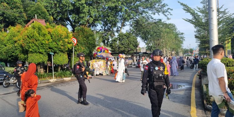 Satbrimob Polda Kalbar Amankan Kegiatan Masyarakat Laksnakan Ibadah Sholat Idul Fitri