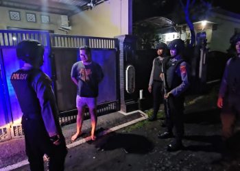 Gercep, Polisi Kota Kediri Evakuasi Pohon Tumbang di Jalur Mudik