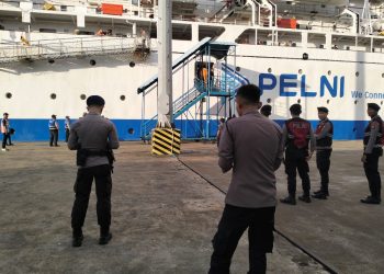 Personil Polresta Pontianak Berikan Pelayanan Terbaik dalam Pengamanan Arus Mudik di Pelabuhan Dwikora Pontianak