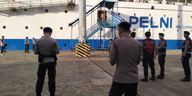 Personil Polresta Pontianak Berikan Pelayanan Terbaik dalam Pengamanan Arus Mudik di Pelabuhan Dwikora Pontianak