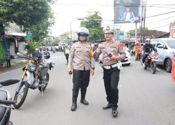 Kapolres Kediri Kota pimpin langsung pengamanan arus lalu lintas pada H+2 Lebaran 2024 di beberapa penggal jalan wilkum Polres Kediri Kota