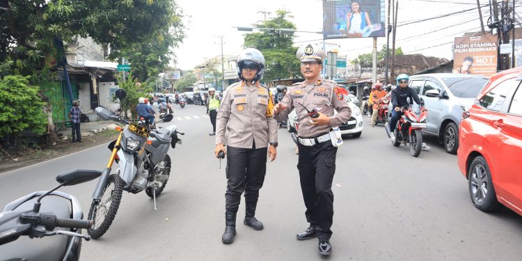 Kapolres Kediri Kota pimpin langsung pengamanan arus lalu lintas pada H+2 Lebaran 2024 di beberapa penggal jalan wilkum Polres Kediri Kota