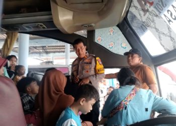 Ratusan Sopir Angkutan Umum di Terminal Kepuhsari Jombang Dilakukan Tes Urine