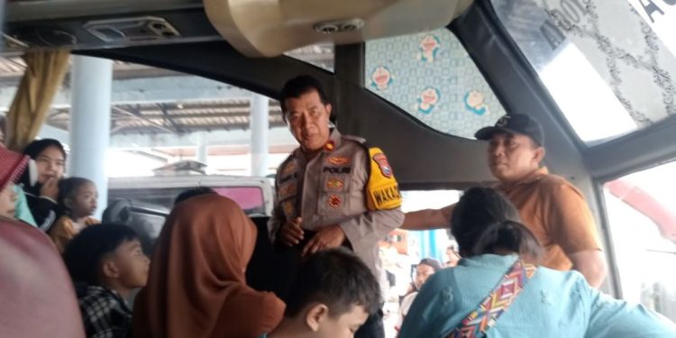 Ratusan Sopir Angkutan Umum di Terminal Kepuhsari Jombang Dilakukan Tes Urine