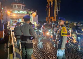 Sub Satgas Polairud OPS Ketupat Kapuas 2024 Amankan Arus Balik Mudik Di Pelabuhan Penyebrangan Air