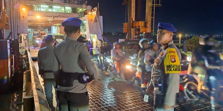 Sub Satgas Polairud OPS Ketupat Kapuas 2024 Amankan Arus Balik Mudik Di Pelabuhan Penyebrangan Air