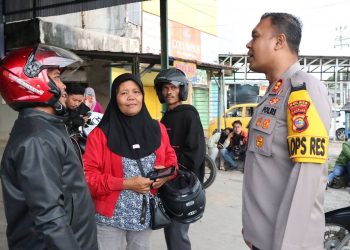 Kapolres Tulang Bawang Bercengkrama Dengan Pemudik Pada Pengawalan Gratis Arus Balik Lebaran 2024