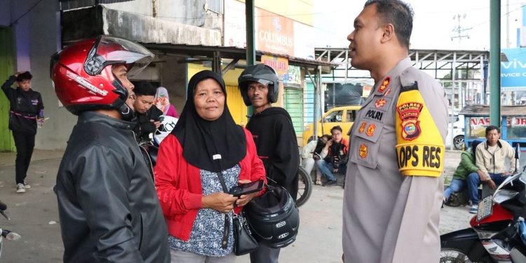 Kapolres Tulang Bawang Bercengkrama Dengan Pemudik Pada Pengawalan Gratis Arus Balik Lebaran 2024
