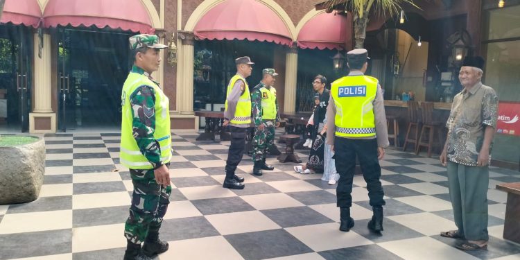 Koramil 0808/10 Kademangan Bersama Polsek Kademangan Laksanakan Patroli Wilayah, Yakinkan Aman Pasca Lebaran