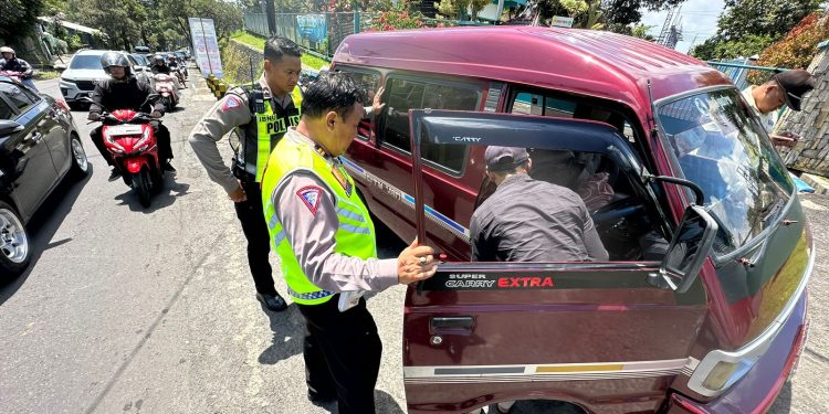 Layanan Prima Operasi Ketupat Semeru 2024, Polisi Rela Dorong Mobil Wisatawan di Kota Batu yang Mogok