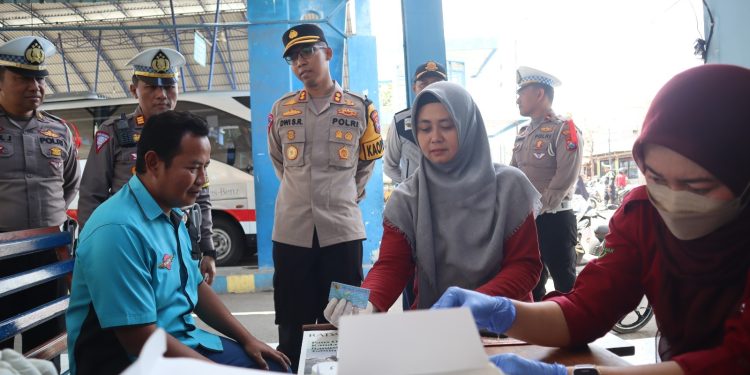 Operasi Ketupat Semeru 2024 Polres Situbondo Gelar Tes Urine Sopir Angkutan Umum Secara Berkala