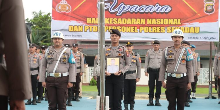 Kapolres Sekadau Pimpin Upacara Hari Kesadaran Nasional dan PTDH Personel Polri