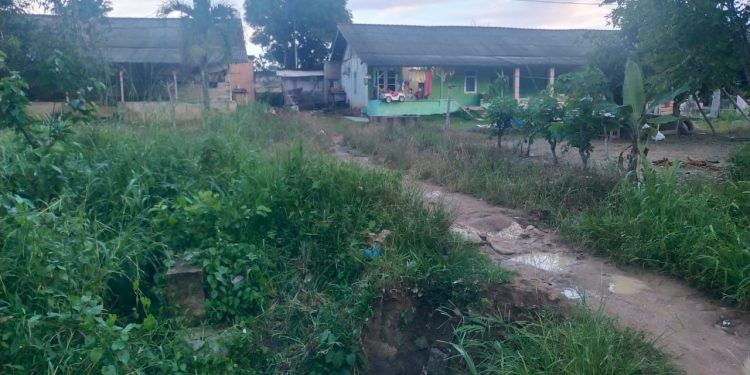 Masyarakat Komplek Pasar Baru Putri Agung Menggala Berharap Pemkab Perbaiki Gorong-gorong dan Jalan Yang Rusak Parah
