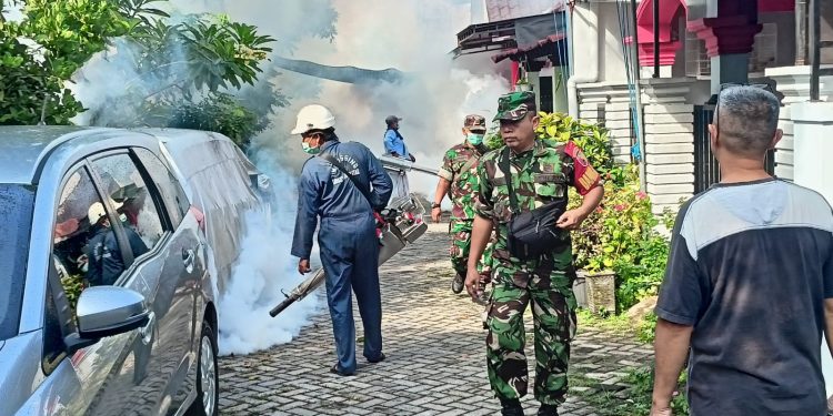 Peduli Kesehatan Masyarakat, Danramil 0808/01 Sukorejo Dampingi Fogging