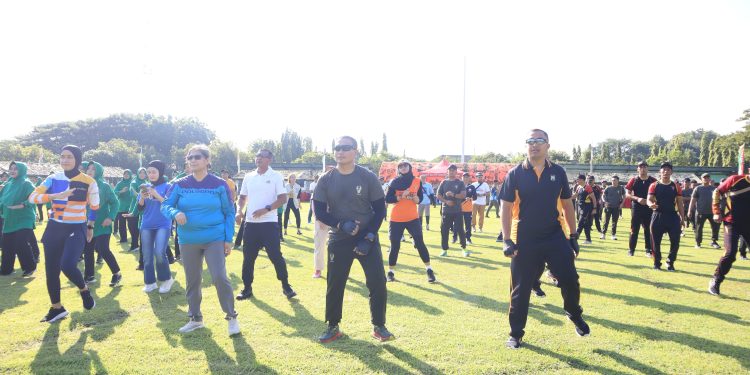 Peringati HUT Brigif 16 Wira Yudha Ke- 17, Kapolres Kediri Kota Bersama Forkopimda Ikuti Fun Bike dan Senam Bersama