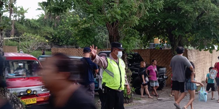 Bhabinkamtibmas Desa Belalang Amankan Tempat Wisata Pantai Kedungu