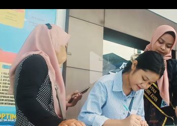 Peringati Hari Kartini, Pemohon SIM Kota Kediri Dilayani Petugas Berkebaya