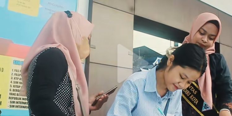 Peringati Hari Kartini, Pemohon SIM Kota Kediri Dilayani Petugas Berkebaya