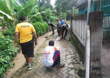 Polres Nganjuk Bahu Membahu Bersama Warga Bersihkan Material Sisa Luapan Sungai Jurang Dandang