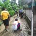 Polres Nganjuk Bahu Membahu Bersama Warga Bersihkan Material Sisa Luapan Sungai Jurang Dandang