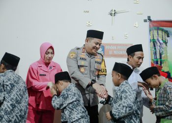 Kapolres Jombang bersama Ketua Bhayangkari Gelar Baksos di Pesantren