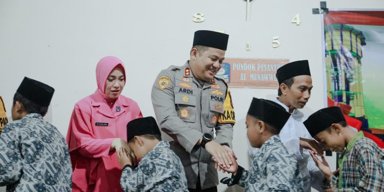 Kapolres Jombang bersama Ketua Bhayangkari Gelar Baksos di Pesantren