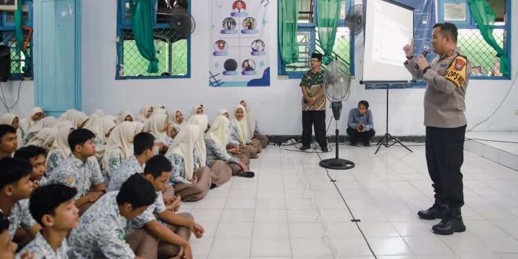 Kapolres Jombang Kunjungi SMAN 1 Jombang, Berikan Penyuluhan tentang Bullying dan Kenakalan Remaja