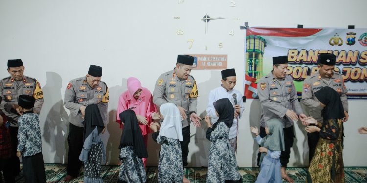 Polres Jombang Gelar Baksos dan Buka Puasa Bersama dengan Anak Yatim dan Santri Ponpes Al Munawwir