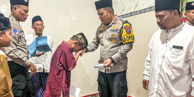 Kunjungi Ponpes Fattahul Muhibbin, Kapolres Jombang Serahkan Bansos dan Santunan Anak Yatim