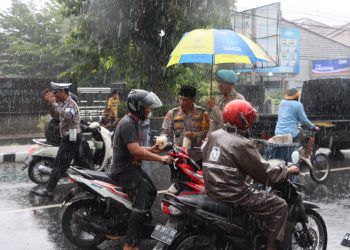 Polres Kediri Kota Bagikan Takjil Gratis, Ajak Warga Berlomba Dalam Kebaikan di Bulan Ramadhan
