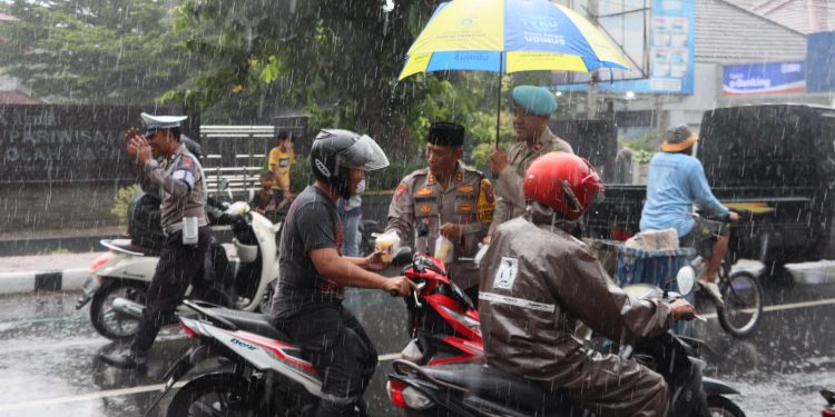 Polres Kediri Kota Bagikan Takjil Gratis, Ajak Warga Berlomba Dalam Kebaikan di Bulan Ramadhan