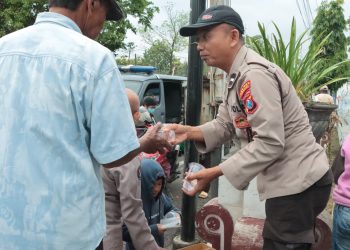 Jumat Berkah, Polres Nganjuk Bersama Awak Media Bagikan Ratusan Takjil di Terminal Anjuk Ladang