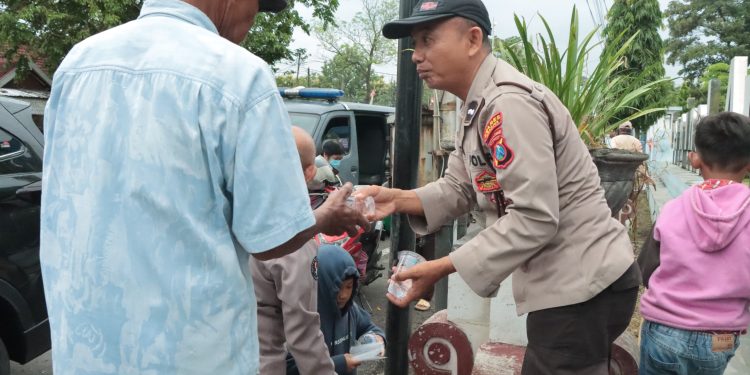 Jumat Berkah, Polres Nganjuk Bersama Awak Media Bagikan Ratusan Takjil di Terminal Anjuk Ladang