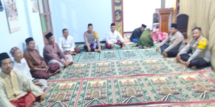 Polsek Warujayeng Gelar Silaturahmi Ramadan dan Sholat Tarawih Bersama Jamaah Masjid Al-Mustaqim