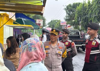Wakapolres Kediri Kota Bersama Anggota Kawal Keamanan dan Kelancaran Ngabuburit