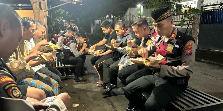 Sat Samapta Polres Kediri Kota Gelar Patroli SOTR Dan Sahur Bareng Warga, Sebagai Komitmen Wujudkan Ibadah Ramadhan Yang Nyaman Penuh Berkah