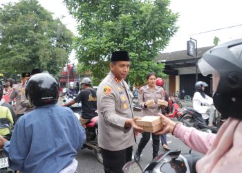 Kapolres Kediri Pimpin Pembagian Takjil Gratis, Warga: Polisi Makin Dekat dengan Masyarakat