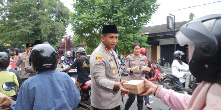 Kapolres Kediri Pimpin Pembagian Takjil Gratis, Warga: Polisi Makin Dekat dengan Masyarakat