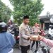 Kapolres Kediri Pimpin Pembagian Takjil Gratis, Warga: Polisi Makin Dekat dengan Masyarakat