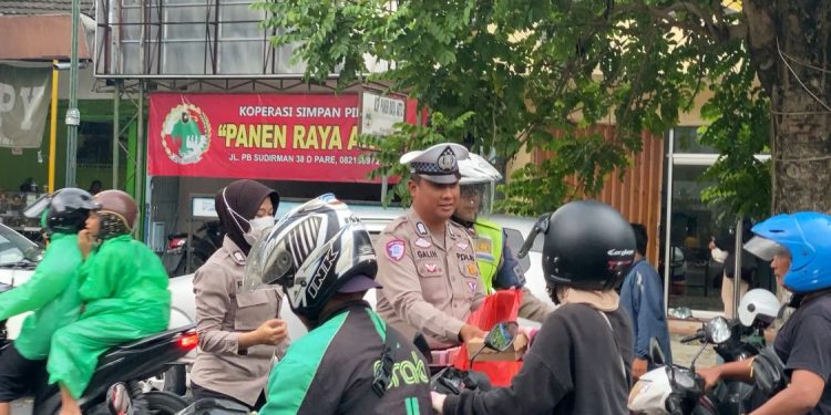 Sat Lantas Polres Kediri Berbagi Takjil Di Depan Mako Polres Kediri